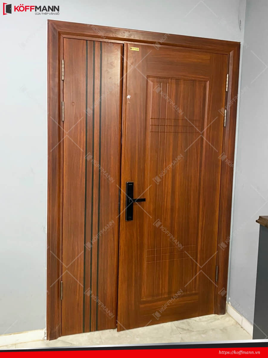 Mẫu cửa thép vân gỗ 2 cánh lắp đặt cho nhà chung cư